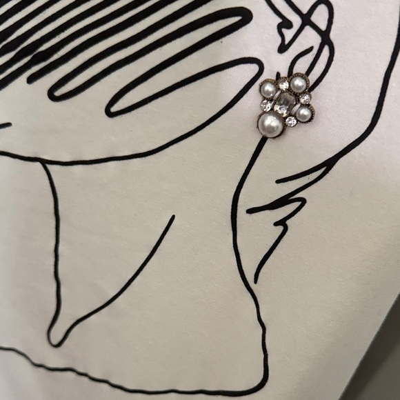 Ontwelfth Chic White Graphic Tee - Picture 3 of 9